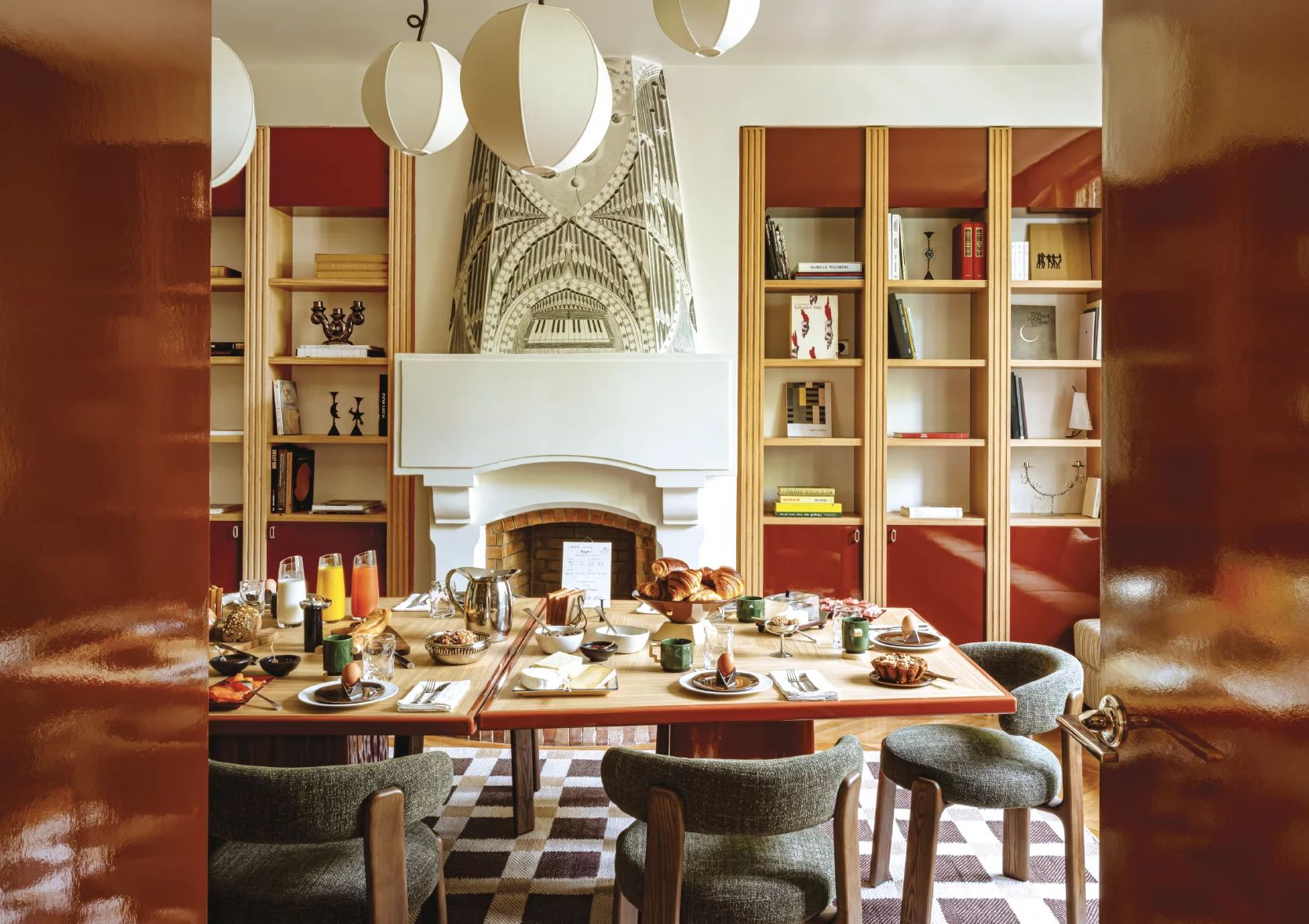 Salle à manger élégante avec cheminée et bibliothèque intégrée dans une maison à Montmartre