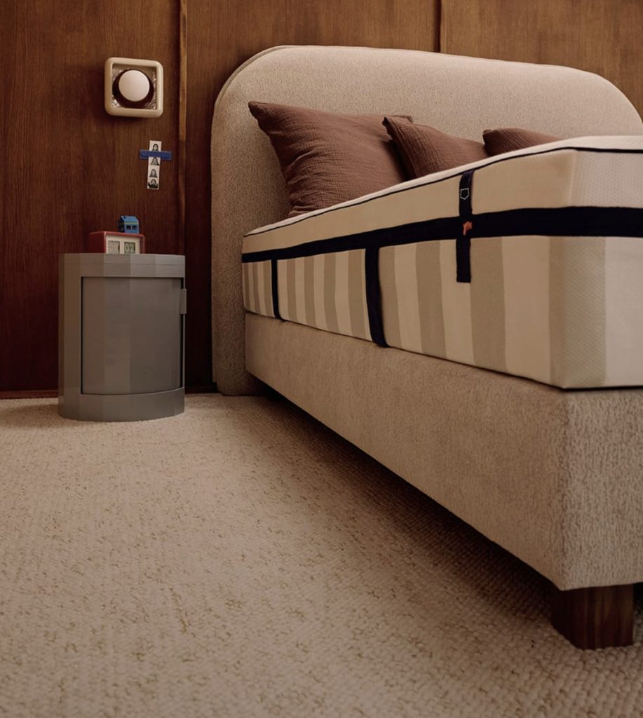 Un petit lit vu de coté dans une petite chambre
