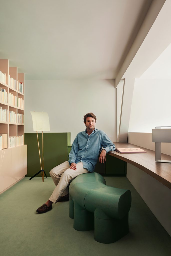 Martin Massé réinvente un duplex parisien par la couleur