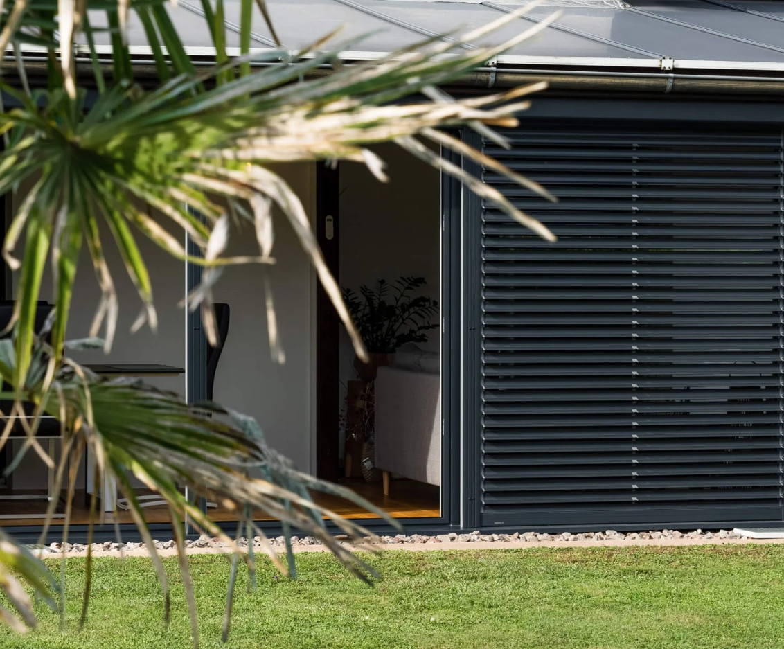 Choisir entre stores et volets pour respecter la réglementation RE 2020