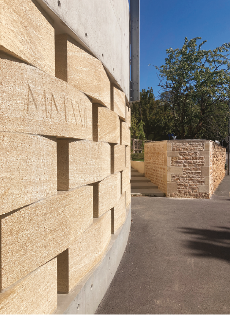 Stationner dans la pierre dorée