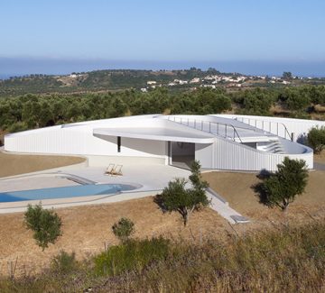 Une villa en X dédiée à l’art et à la méditation en Grèce