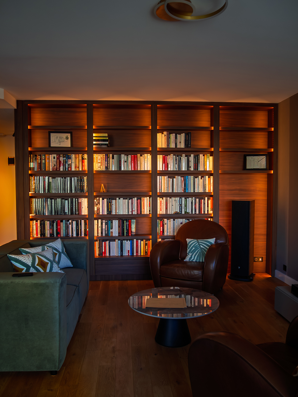 Un intérieur caennais sublimé par un agencement sur-mesure en noyer