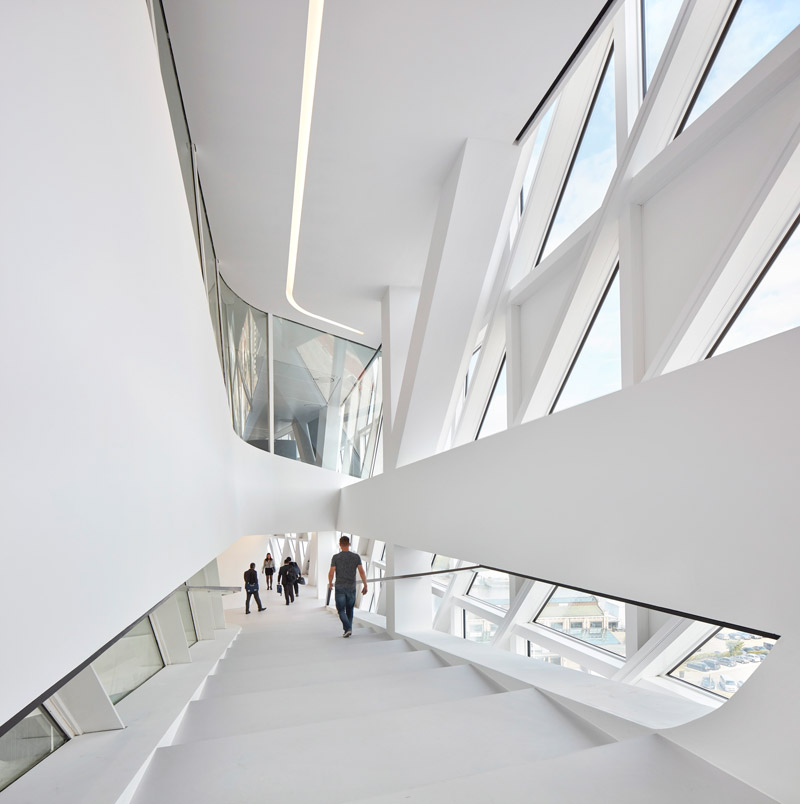 les-courbes-folles-de-larchitecte-zaha-hadid