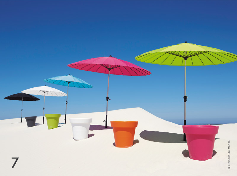 Parasol tendance, chaise design : tout pour être stylé à la plage