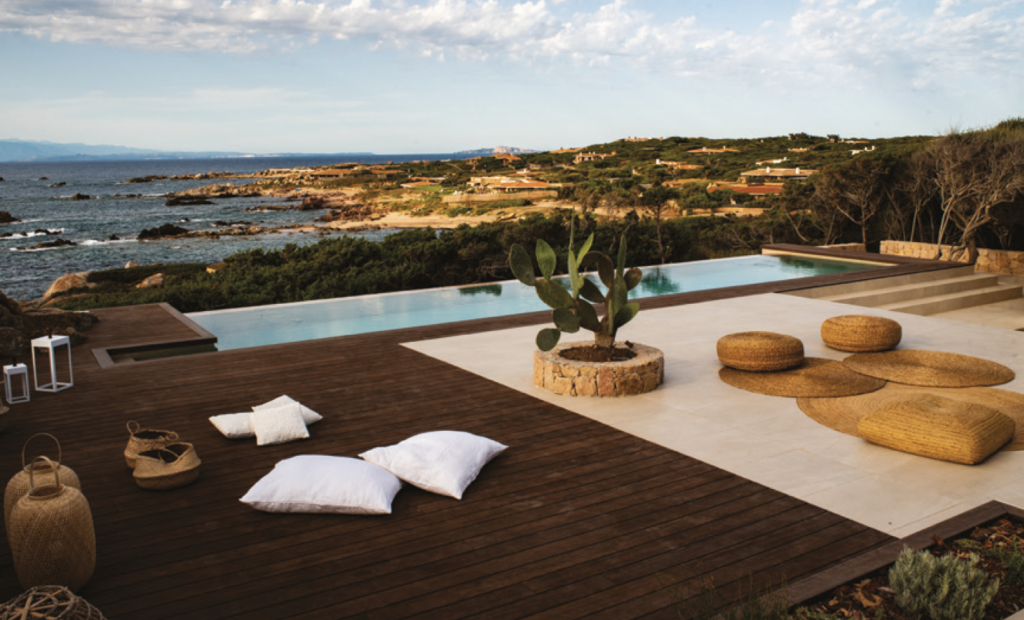 Bois, terrasse et piscine : l’alliance inattendue