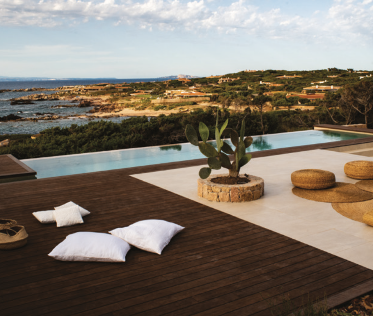Bois, terrasse et piscine : l’alliance inattendue