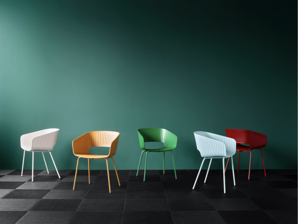 maree-une-gamme-de-chaises-en-plastique-recycle