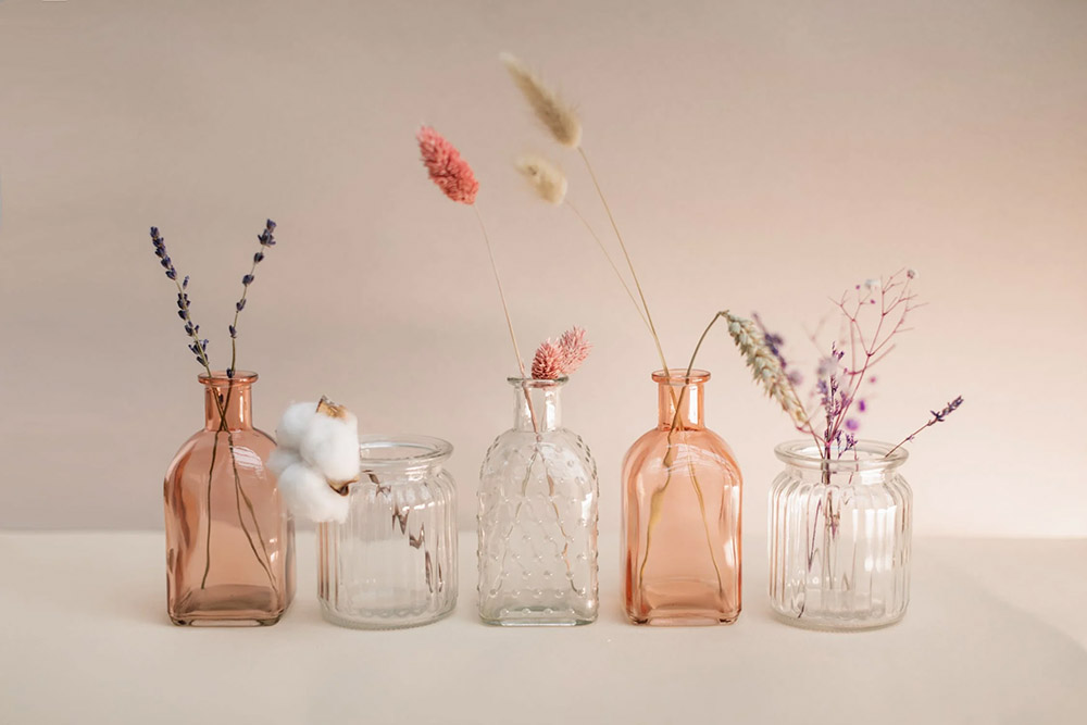 Bouteilles en verre transparentes: idées faciles de déco de fleurs