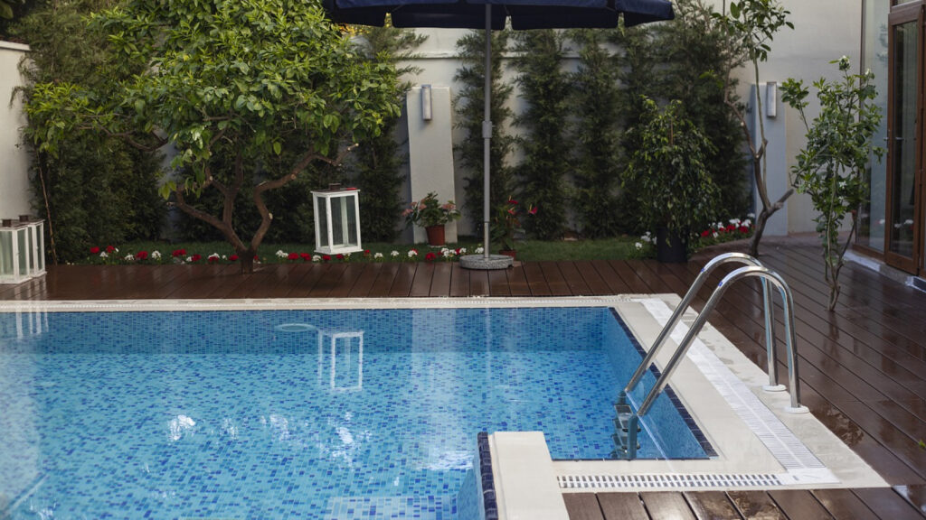 Pourquoi un abri de piscine est un bon investissement ?
