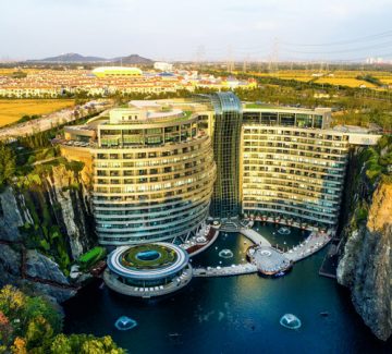 Chine : un hôtel bâti dans une crevasse
