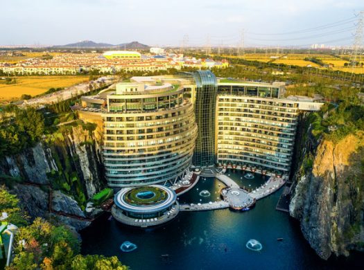 chine-un-hotel-bati-dans-une-crevasse