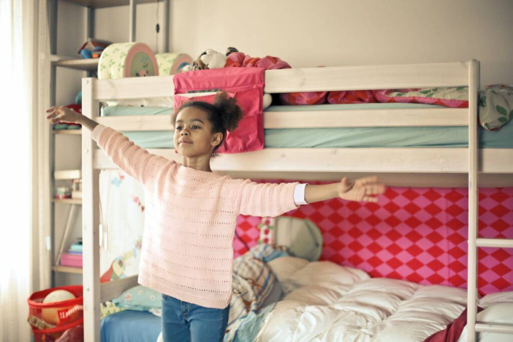 Solutions de couchage pour familles nombreuses : l&rsquo;intérêt des lits superposés