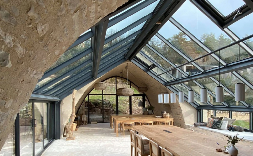 Déco et design d&rsquo;extérieur : pourquoi choisir l&rsquo;aluminium pour vos sous-faces et couvertines ?